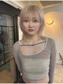 姫カットレイヤーにホワイトブロンド
