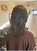 カーキアッシュカラーのミディアム