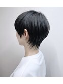 黒髪ショートスタイル。