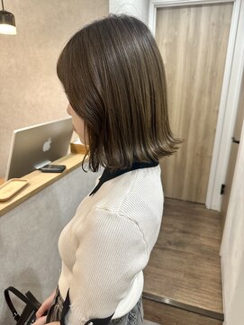 キノ(kino) 切りっぱなしボブ外ハネオリーブベージュ