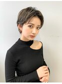 くびれショート黒髪　パーマ