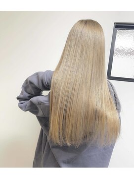 ガルボ ヘアー(garbo hair) ブリーチ 10代 20代 ホワイトベージュ ハイトーン 外国人風