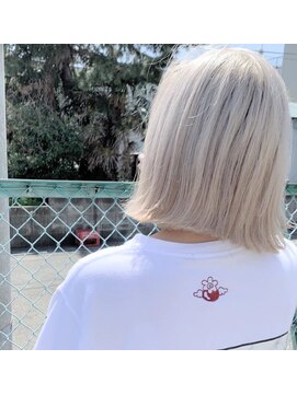 ミュー(Mu) ホワイトブロンド　ストリートスタイル