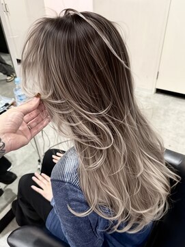 エイチ(H) バレイヤージュ　レイヤーカット　バタフライレイヤー