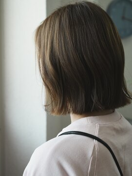 ニュイ(NUIT) 赤みを抑えた明るめ透明感ベージュカラー顎下切りっぱなしボブ