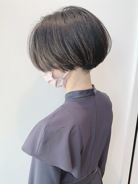 ステア ケース(stair case) 黒髪ハンサムショート大人センターパート刈り上げショートボブ