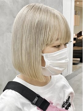 ソーコ 渋谷(SOCO) 前髪ありショートボブ切りっぱなしボブホワイトカラーグレージュ