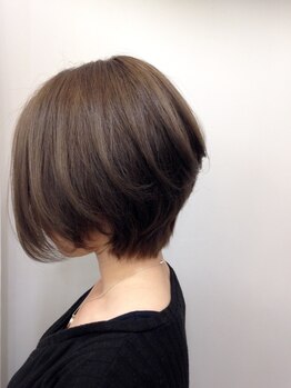 ピークヘア(PEAK HAIR)の写真/大人の女性に人気のグレイカラー♪透明感・艶も出る上品な仕上がりで、あなたの魅力を引き出します☆