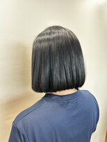 ロッカ(ROCCA) 艶感×ネイビーブラック×切りっぱなしボブ