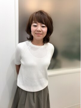 ミチ(michi) 柔らかい艶カラー＆ショートバングのフェミニンママスタイル