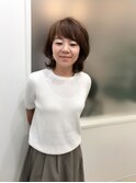 柔らかい艶カラー&ショートバングのフェミニンママスタイル