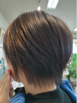 エムツー(M2)の写真/【グレイヘアでお悩みの方必見】ノンジアミンで、頭皮に触れずかゆみを低減しながら白髪染めができる◎