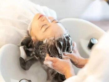 ヘア スタジオ ルーチェ(Hair studio Luce)の写真/ダブル炭酸スパ＆トリートメントの同時施術が◎髪をしっとり艶々に保湿して頭皮のクレンジング効果も！