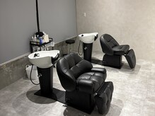 シャンプー台はゆったりお過ごしできるフラットなタイプです！