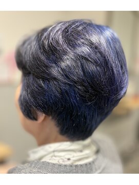 アンジー(Angee) 白髪を活かしたブルーカラーで上品でおしゃれな仕上がりに