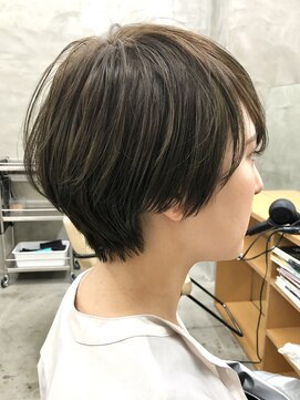 ソーコ 渋谷(SOCO) 大人小顔前下がりハンサムマッシュショートカーキグレー（徳竹）