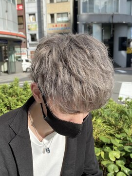 リバティシェアバーバー 銀座(LIBERTY SHARE BARBER) 刈り上げマッシュ ハイトーングレージュ
