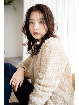 マグノリア オモテサンドウ(MAGNOLiA Omotesando) 抜け感バングが大人かわいいナチュラルセミディ・・・HINATA