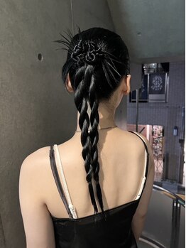 ヘアアレンジにもデザインをプラスさせて他と被らないスタイルに！bibitoでなら、最旬アレンジが手に入る☆