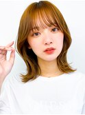 大人可愛いミディアムワンカールボブ後れ毛柔らかシアベージュ