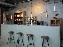 アパレルの倉庫を改装した店内は、ART＆スピリチュアル、サスティナブルな開放的な空間