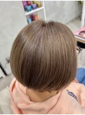 ハイライトブリーチ白髪ぼかしショートボブ