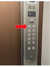 エレベーターに乗り、5階を選択してください