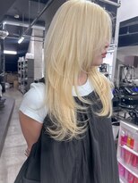 ピア ヤクイン(Pia Yakuin)&nbsp;レイヤーカット　ハッシュカット　ハイトーン