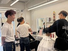 Men’s salon ROOST 南堀江店 Men'sカット/Men'sパーマ【5/4 NEW OPEN（予定）】の雰囲気（[誰に相談しても大丈夫◎]お店のスタッフ全員でサポートします！）