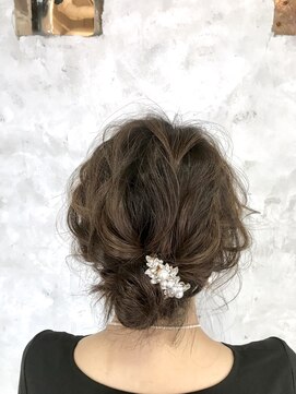 ロク 高田馬場(lok) ウェービーシニヨン ［lok  あらい］ 【高田馬場】