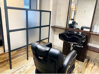 キタセンジュバーバー バイ ティーズ(KITASENJU BARBER by T's)の写真/騒がしいのが苦手な方に.落ち着いた雰囲気と初めてでもくつろげるプライベートな空間でお待ちしております.