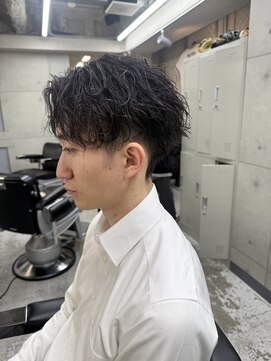 クロム トウキョウ ザ バーバーアルト 神保町店(CHROM TOKYO the Barber ALT) センターパート×サーフカール