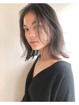 ヌイ 横浜(nui) グランジミディ_ホワイトアッシュコンマヘアエアリーミディ