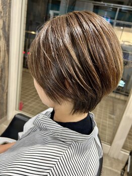 ルート(Root)の写真/大人女性の魅力を引き出すショートスタイルが人気☆顔周りのラインを綺麗に◎理想の仕上がりへ。