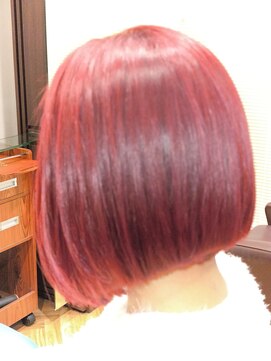 オラ ボーテ(Aura Beaute) ハイライトピンキーレッド前下がりボブ