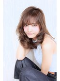 薄めのバングがかわいいミディボブ