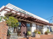 ならやま大通りに面していてカフェのような外観