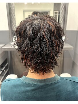 ノイセル 西本町(Noisyle) 縦落ち波巻きツイストスパイラル赤ハイライト波打ちパーマウルフ