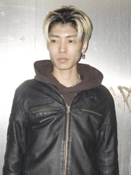 ココ 原宿(KOKO) 刈り上げセンターパートウルフブリーチツーブロック刈り上げ