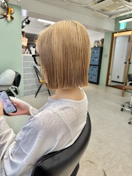 ヒビヲ(HIBIO) ショートボブ切りっぱなしボブタッセルボブミルクティーベージュ