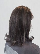 ポルト(porto produced by teatro hair salon)&nbsp;アッシュグレー 外ハネミディ 透明感カラー レイヤー 30代 20代