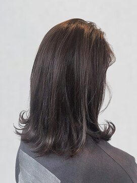 ポルト(porto produced by teatro hair salon) アッシュグレー 外ハネミディ 透明感カラー レイヤー 30代 20代