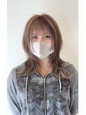 キャラメルベージュ×外ハネレイヤー 顔まわり軽めミディアム