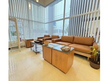 茶色を基調とした温かみのある店内です。