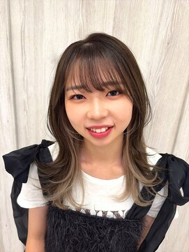 ハナ ビューティーヘアー(hana.) 透明感ベージュ×インナーカラー