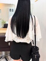 カミエ(kamie) ツヤのあるブラックロングヘア × 上質な仕上がり