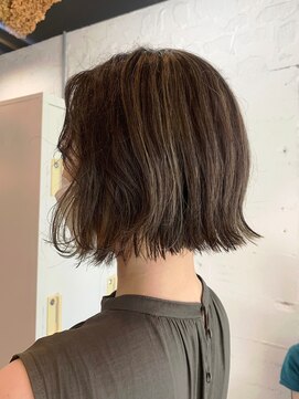 エム(EM) ダブルカラーケアブリーチハイトーンベージュレイヤーボブ