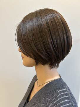 ウーラ(uura) 前髪あり丸みくびれショートボブ