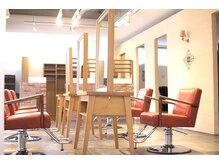 ルシュカイチマルニ(Rasca102)の雰囲気（大きな窓から光が差し込み明るい店内/お洒落なスタッフ勢揃い♪）