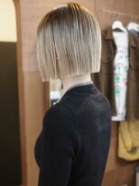 チャプター 問屋町(chapter)&nbsp;ケアブリーチブロンドデザインカラー切りっぱなしボブ